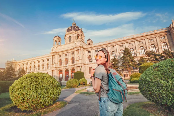 Happy Young aasialainen nainen turisti tai opiskelija lähellä taidehistorian museo Wienissä — kuvapankkivalokuva