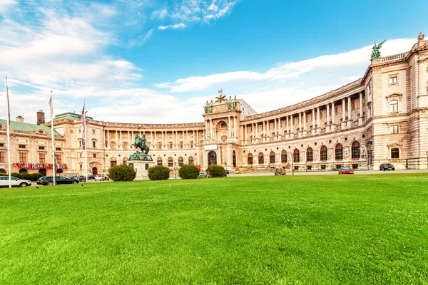 Hofburg Palatskomplexet, som fungerade som residens för Habsburg Imperial Court sedan 13-talet, nu inrymmer den österrikiska presidentens administration och Musei rum — Stockfoto