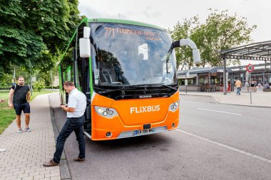 21 Temmuz 2019, Stuttgart, Almanya: yolcu ve sürücü ile durakta yeşil Flixbus