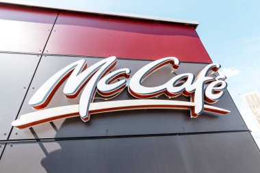 21 Temmuz 2019, Stuttgart, Almanya: Mcdonalds binasında Mccafe logosu