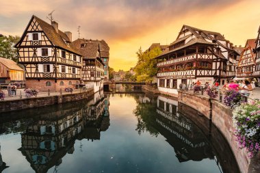 21 Temmuz 2019, Strazburg, Fransa: Strazburg'daki Petit France mahallesinde küçük şelalenin yakınında yürüyen turistler