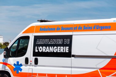 22 Temmuz 2019, Strazburg, Fransa: Ambulans minibüsü Strazburg'daki acil durum departmanının yakınında park halinde