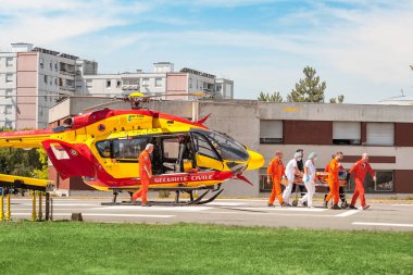 22 Temmuz 2019, Strazburg, Fransa: Kurtarma ekibi bir sağlık helikopterinden sedyeyle trafik kazası kurbanı taşıyor