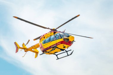 22 Temmuz 2019, Strazburg, Fransa: Modern helikopter paramedikleri Strazburg'daki Hautepierre Hastanesi'nin helikopter pistine iniyor. Acil yardım ve kurbanın taşınması
