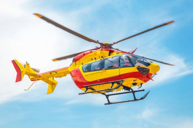 Hava kurtarma ekibinden kırmızı ve sarı helikopter..