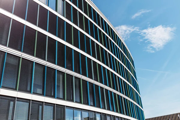 Verre moderne Bureau d'affaires ou immeuble résidentiel dans les banlieues de la ville — Photo