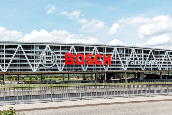 21 Temmuz 2019, Stuttgart, Almanya: Stuttgart havaalanı yakınındaki Bosch otopark binası — Stok fotoğraf