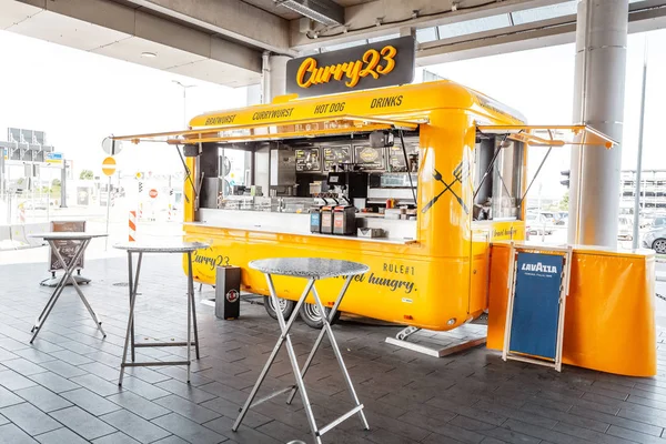 21 июля 2019 года, Озил, Германия: мобильное кафе Food Truck, продающее колбасы Curryst — стоковое фото