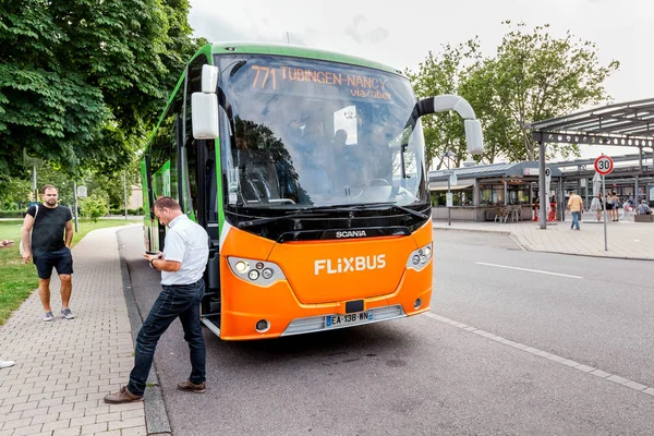 21 Temmuz 2019, Stuttgart, Almanya: yolcu ve sürücü ile durakta yeşil Flixbus
