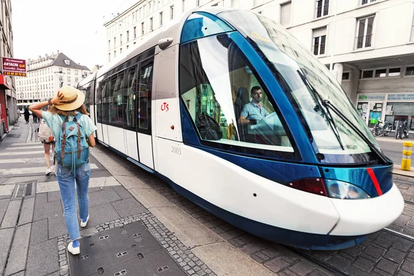 21 Temmuz 2019, Strazburg, Fransa: Şehirde yolcu ve modern tramvay hattı