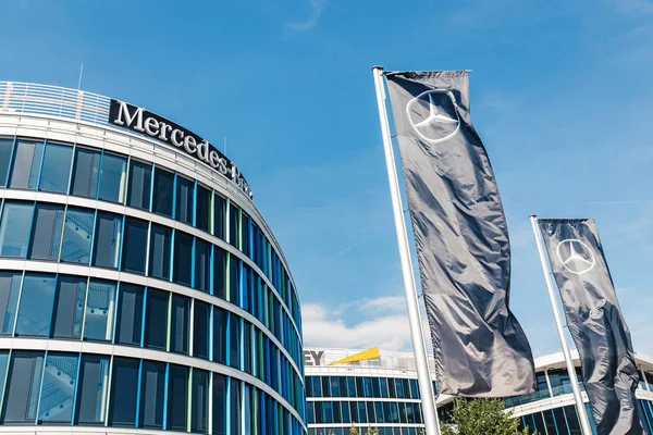 21 juli 2019, Stuttgart, Tyskland: Mercedes Benz avdelning kontorsbyggnad nära Stuttgart flygplats — Stockfoto