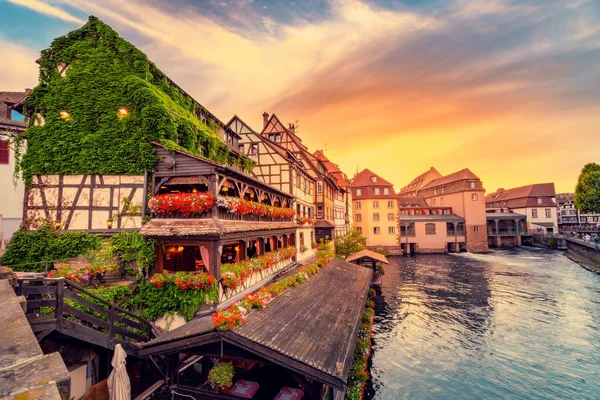 Coucher de soleil coloré dans la région de Petite-France dans la ville de Strasbourg. Célèbres maisons à colombages, la rivière Ill et le pont de Saint-Martin. Destinations touristiques populaires en Europe — Photo