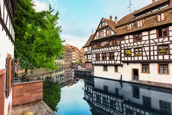 Krásná cestovatelská krajina s hrázděnými domy na březích říčních a zdobených květin ve Štrasburku. Francie a Evropa turistická destinace — Stock fotografie