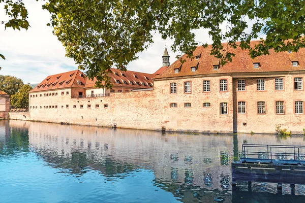 Ill nehir gölet ve Ecole Nationale İdaresi Üniversitesi binası ile Strazburg manzara — Stok fotoğraf