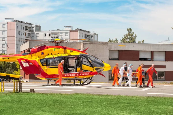 22 juli 2019, Straatsburg, Frankrijk: het reddingsteam vervoert het slachtoffer van een auto-ongeluk op een brancard van een paramedische helikopter — Stockfoto