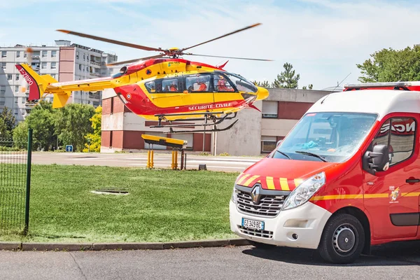 22 juli 2019, Straatsburg, Frankrijk: nood helikopter en ambulance vrachtwagen worden geparkeerd in de buurt van de eerste hulp afdeling in het ziekenhuis. Transport concept voor medisch personeel — Stockfoto