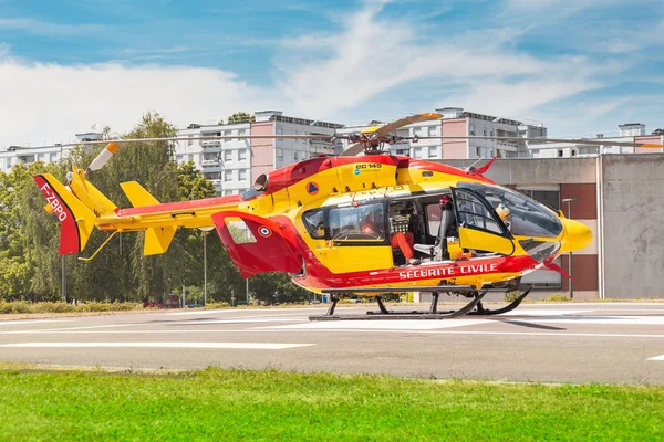 22 juli 2019, Straatsburg, Frankrijk: moderne helikopter paramedici landing op de helikopterplatform van het ziekenhuis Hautepierre in Straatsburg. Noodhulp en vervoer van het slachtoffer — Stockfoto