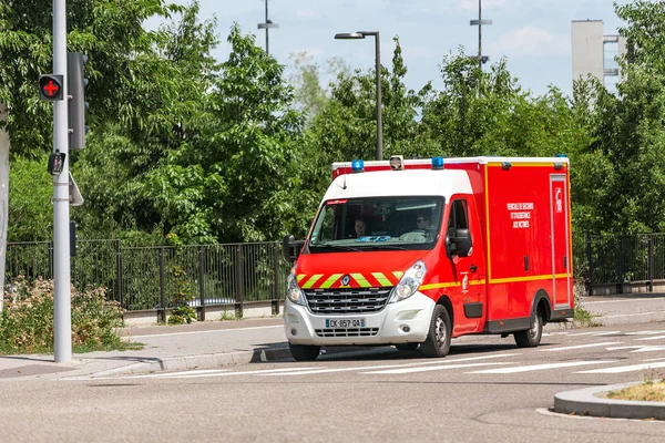 22 juli 2019, Straatsburg, Frankrijk: ambulance busje staat geparkeerd in de buurt van de spoeddienst in Straatsburg — Stockfoto