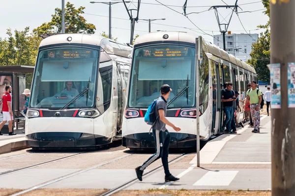 22 июля 2019 года, Страсбург, Франция: Современный городской трамвай и пассажиры на улицах Страсбурга — стоковое фото