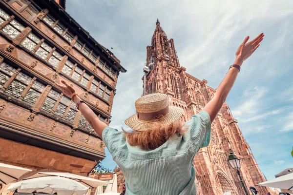Glückliche Touristin reist in Straßburg, Frankreich. Blick auf berühmte Kathedrale Notre Dame — Stockfoto