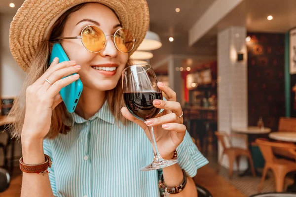 Žena používající smartphone při jídle a pití červeného italského vína — Stock fotografie