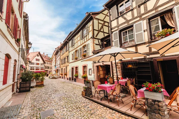 Rua tranquila com famosas casas de meia madeira e restaurante em Strassburg, Alsácia — Fotografia de Stock