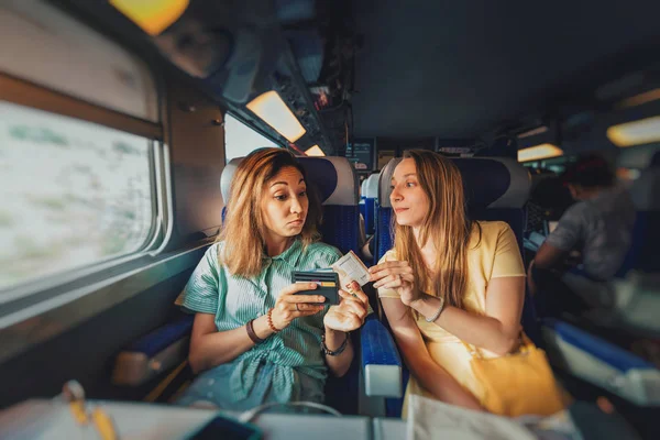 Fraude y estafa chica tomando dinero y mintiendo a su compañero de viaje desconocido en el tren . —  Fotos de Stock