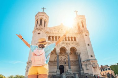 Fransa'nın Lyon şehrindeki Notre Dame de Fourviere Katedrali'ne bakan mutlu kadın gezgin. Turizm ve din kavramı