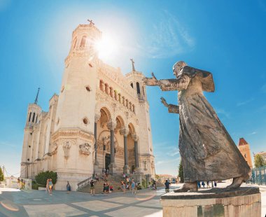 23 Temmuz 2019, Lyon, Fransa: Lyon'un ünlü turistik simgesi Notre Dame Fourviere Katedrali'dir. Fransa'da seyahat ve Katolik yerler