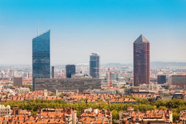 Turuncu çatıları ve gökdelenleri olan Lyon şehir merkezinin hava manzarası