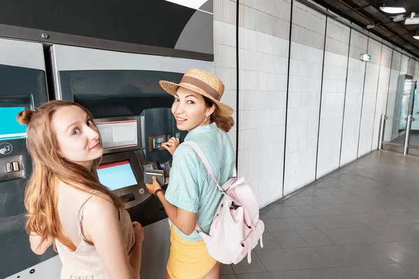 Dos amigas comprando billetes en el sistema de transporte público de la gran ciudad — Foto de Stock
