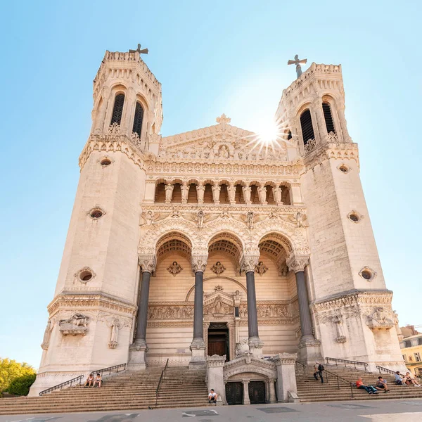 23 Juli 2019, Lyon, Prancis: Markah tanah wisata terkenal di Lyon adalah Katedral Notre Dame Fourviere. Perjalanan dan tujuan katolik di Perancis — Stok Foto