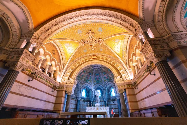 23 Julio 2019, Lyon, Francia: Interior de la famosa Catedral de Notre Dame Fourviere, vista panorámica —  Fotos de Stock