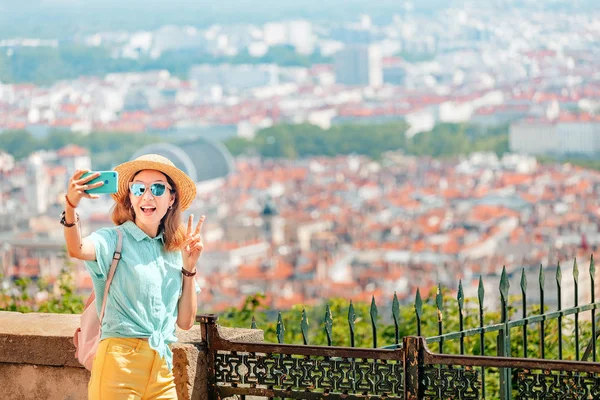 Glückliche asiatische Frau beim Selfie-Foto. Sommerurlaub in Europa — Stockfoto
