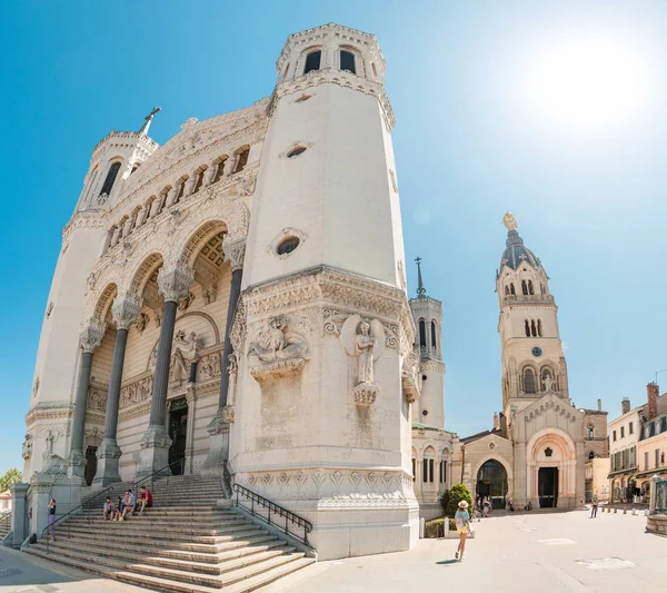 23 Julio 2019, Lyon, Francia: El famoso monumento turístico de Lyon es una catedral de Notre Dame Fourviere. Viajes y destinos católicos en Francia — Foto de Stock