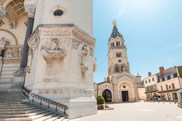 El famoso monumento turístico de Lyon es una catedral de Notre Dame Fourviere. Viajes y destinos católicos en Francia — Foto de Stock