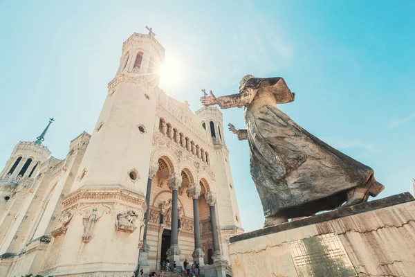 23 július 2019, Lyon, Franciaország: híres idegenforgalmi mérföldkő Lyon a Notre Dame Fourviere katedrális. Úti-és katolikus célpontok Franciaországban — Stock Fotó