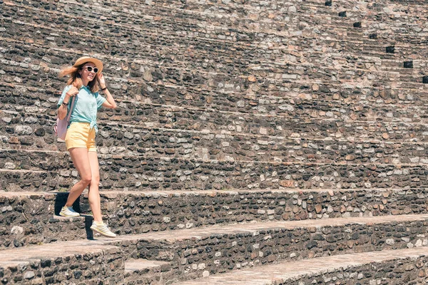 Chica turística caminando en antiguas ruinas romanas o griegas de anfiteatro antiguo — Foto de Stock