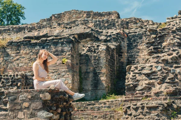 Dziewczyna turysta spaceru w starożytnych rzymskich lub greckich ruines antyczny amfiteatr — Zdjęcie stockowe