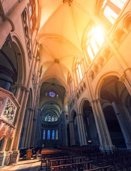 23 Julio 2019, Lyon, Francia: Vista panorámica del interior de la Catedral Bautista de Lyon con destello de sol a través de la ventana —  Fotos de Stock