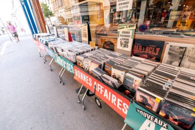 23 Temmuz 2019, Lyon, Fransa: Şehir caddesindeki açık bit pazarında satılık eski dvd filmler