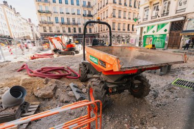 23 Temmuz 2019, Lyon, Fransa: Lyon'un merkezinde ki büyük onarımlar sırasında damperli kamyon ve diğer inşaat ekipmanları