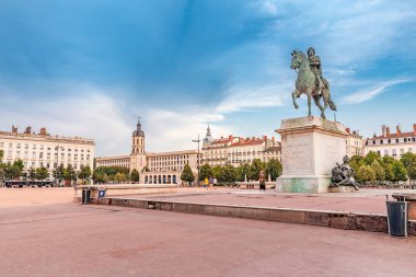 23 Temmuz 2019, Lyon, Fransa: Ünlü turistik yerin panoramik manzarası - Lyon'daki Bellecour meydanı