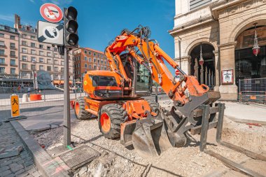 23 Temmuz 2019, Lyon, Fransa: Repai üzerinde çalışan ağır ekskavatör