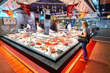 24 Temmuz 2019, Lyon, Fransa: Fransız pazarında ki bir kasap dükkanında satılık dondurulmuş ve soğuk et