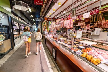 24 Temmuz 2019, Lyon, Fransa: Kadın müşteri süpermarkette sosis ve et seçiyor