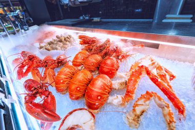 taze deniz ürünleri karides ve kerevit ve ıstakoz pazarda satılık. Sağlıklı Akdeniz lezzet konsepti.