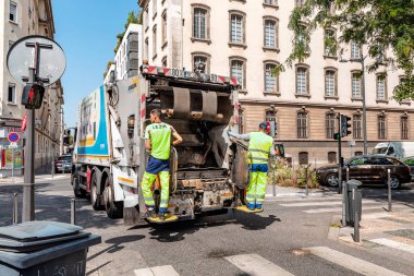 24 Temmuz 2019, Lyon, Fransa: Şehir caddesinde iki işçiile çöp kamyonu