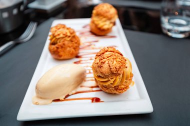 Restoranda bir tabakta Lezzetli Profiteroles tatlı