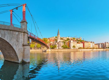 Nehrin karşı kıyısında eski kilise ile Lyon şehirde St Georges yaya köprüsü erken sabah şehir manzarası. Fransa'daki seyahat noktaları